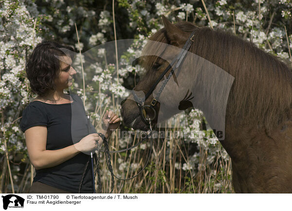 Frau mit Aegidienberger / woman with pony / TM-01790