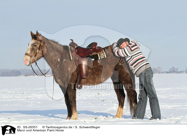 Mann und American Paint Horse / SS-26551