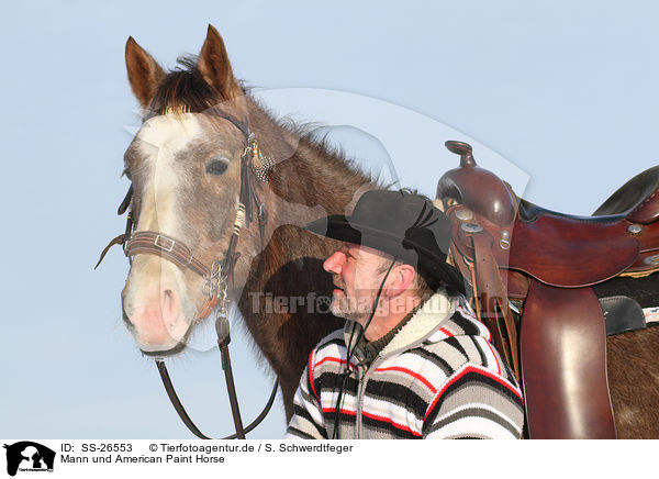 Mann und American Paint Horse / SS-26553