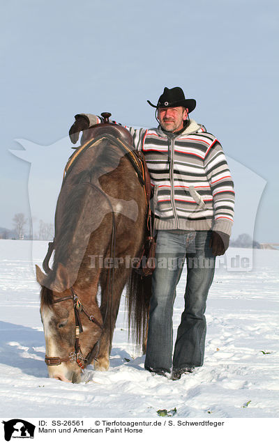 Mann und American Paint Horse / SS-26561