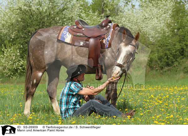 Mann und American Paint Horse / SS-26909
