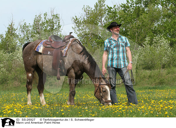 Mann und American Paint Horse / SS-26927