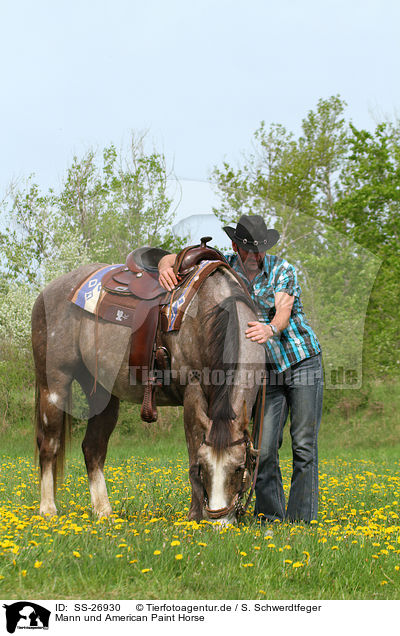 Mann und American Paint Horse / SS-26930