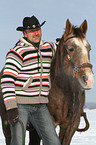 Mann und American Paint Horse