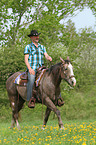 Mann reitet American Paint Horse