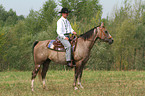 Mann reitet American Paint Horse