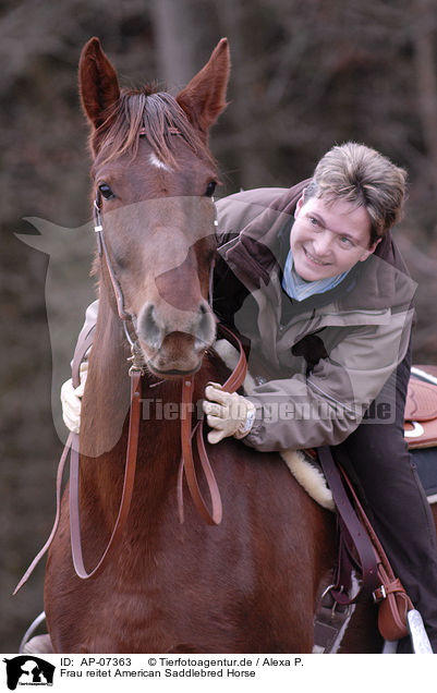 Frau reitet American Saddlebred Horse / AP-07363