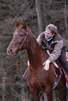 Frau reitet American Saddlebred Horse