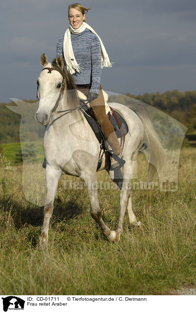 Frau reitet Araber / woman rides arabian horse / CD-01711