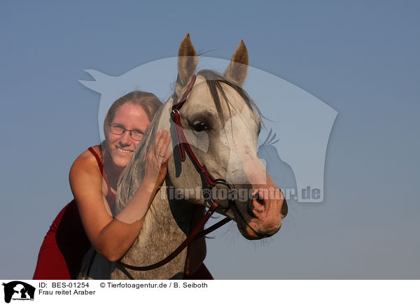 Frau reitet Araber / woman rides arabian horse / BES-01254