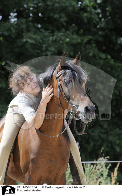 Frau reitet Araber / woman rides arabian horse / AP-06354