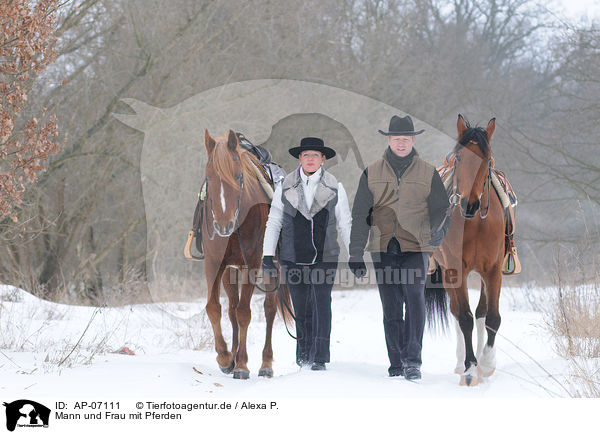 Mann und Frau mit Pferden / AP-07111