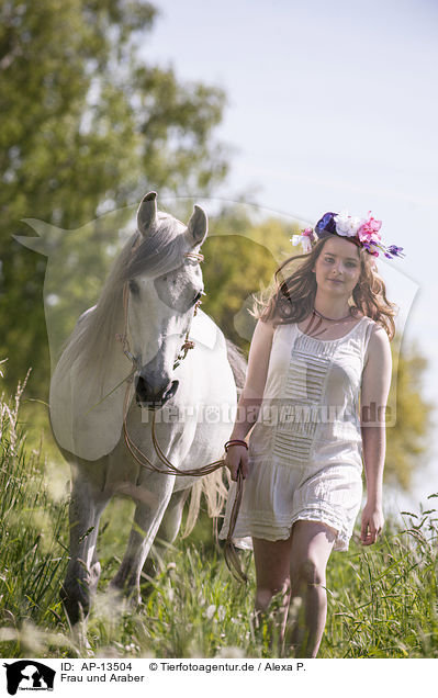 Frau und Araber / woman and arabian horse / AP-13504