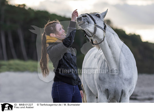 Frau und Araber / woman and arabian horse / MAB-01227