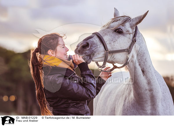 Frau und Araber / woman and arabian horse / MAB-01229