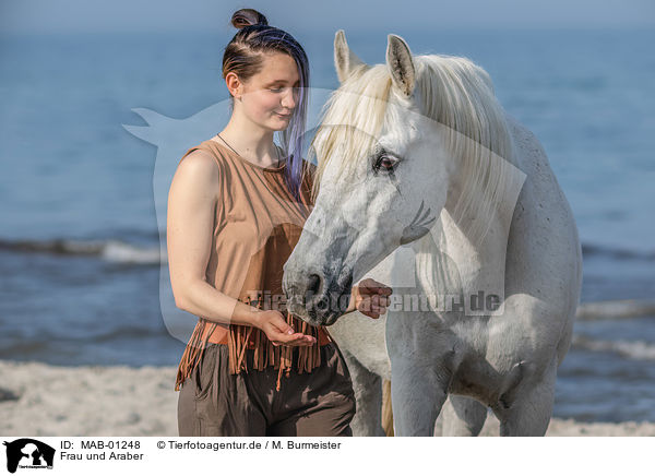 Frau und Araber / woman and arabian horse / MAB-01248