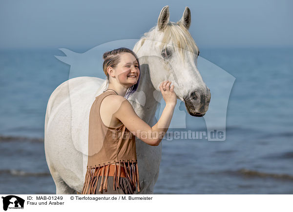 Frau und Araber / woman and arabian horse / MAB-01249