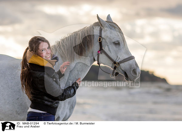 Frau und Araber / woman and arabian horse / MAB-01294