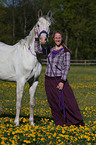 Frau mit Araber