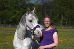Frau mit Araber