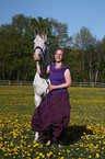 Frau mit Araber