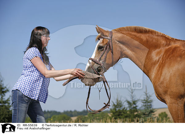 Frau mit Arabohaflinger / woman with horse / RR-55639