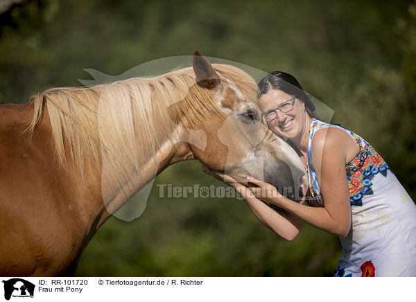 Frau mit Pony / woman with Pony / RR-101720