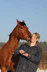 junge Frau mit Arabo-Haflinger