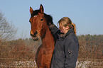 junge Frau mit Arabo-Haflinger