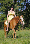 Frau mit Arabohaflinger