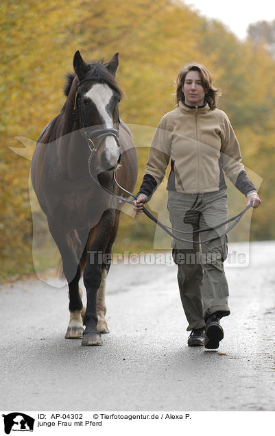 junge Frau mit Pferd / AP-04302