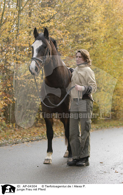 junge Frau mit Pferd / young woman with horse / AP-04304