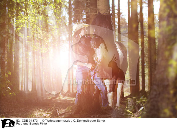 Frau und Barock-Pinto / woman and Pinto / CDE-01873