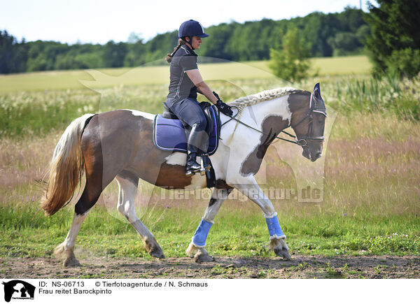 Frau reitet Barockpinto / woman rides Baroque Pinto / NS-06713