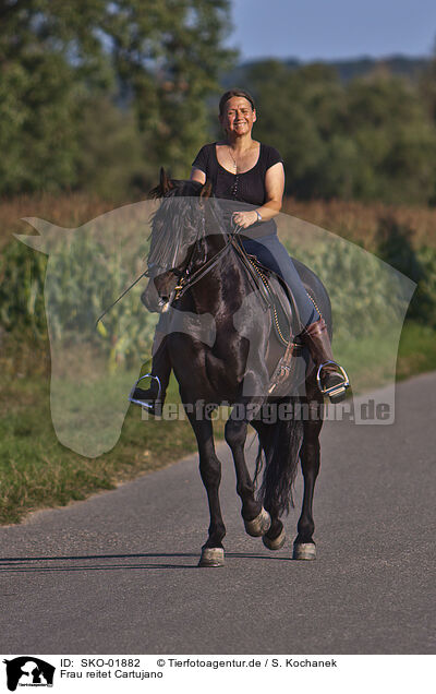 Frau reitet Cartujano / woman rides Cartujano / SKO-01882