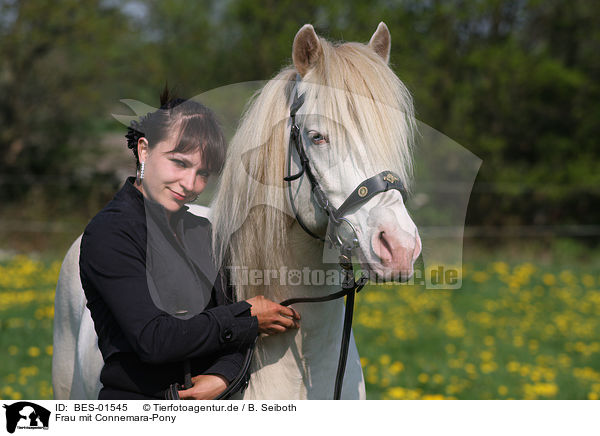 Frau mit Connemara-Pony / BES-01545