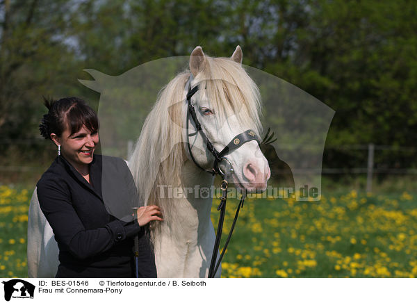 Frau mit Connemara-Pony / BES-01546
