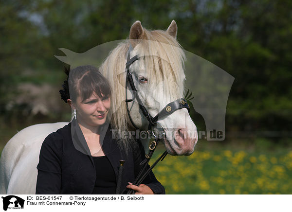 Frau mit Connemara-Pony / BES-01547