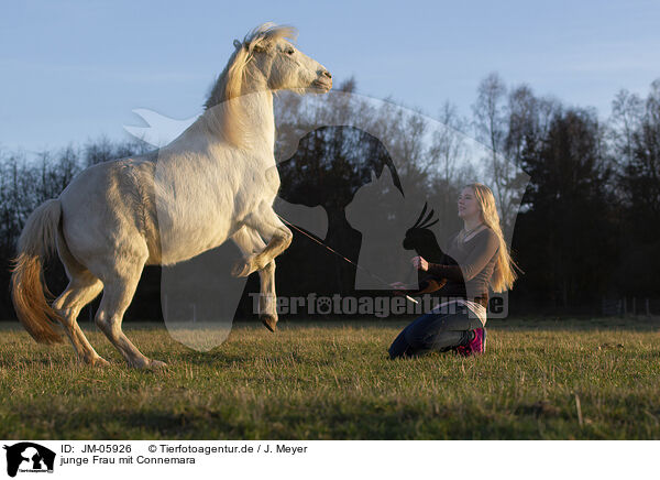 junge Frau mit Connemara / young woman with Connemara / JM-05926