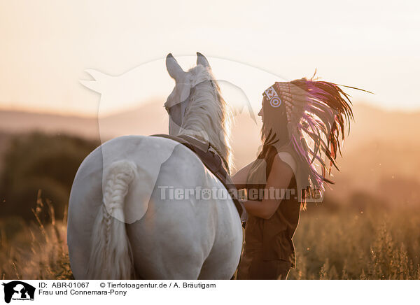 Frau und Connemara-Pony / ABR-01067