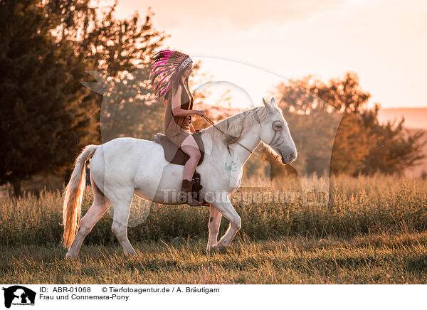 Frau und Connemara-Pony / ABR-01068
