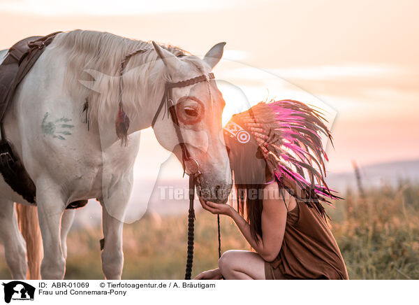 Frau und Connemara-Pony / woman and Connemara Pony / ABR-01069