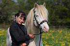 Frau mit Connemara-Pony