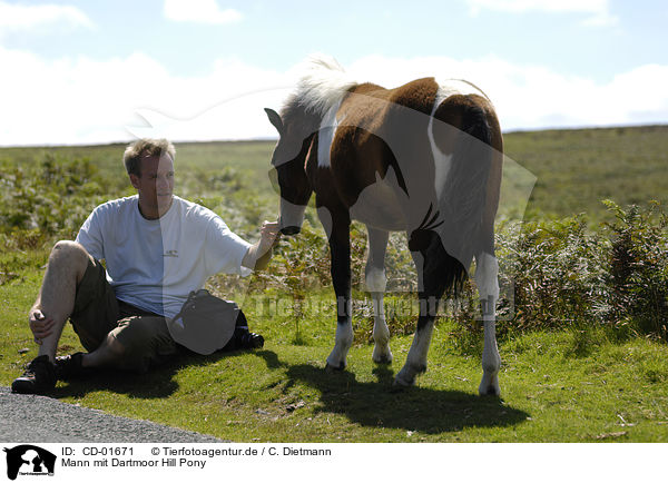 Mann mit Dartmoor Hill Pony / man with Dartmoor Hill Pony / CD-01671