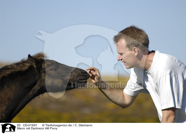 Mann mit Dartmoor Hill Pony / man with Dartmoor Hill Pony / CD-01691