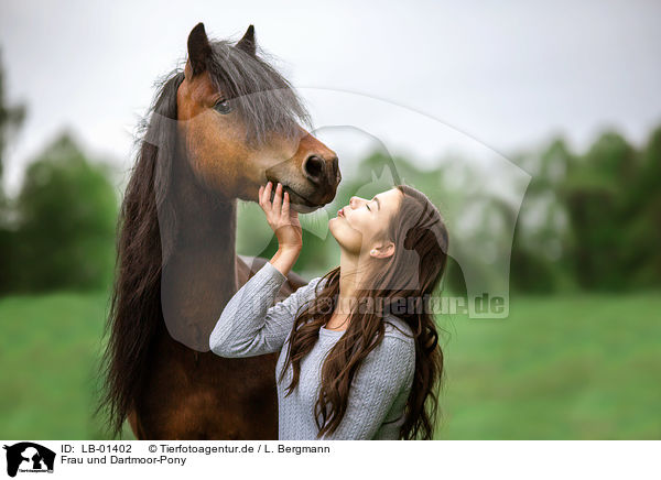 Frau und Dartmoor-Pony / LB-01402
