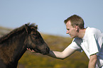 Mann mit Dartmoor Hill Pony