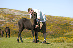 Mann mit Dartmoor Hill Pony