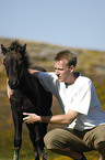 Mann mit Dartmoor Hill Pony
