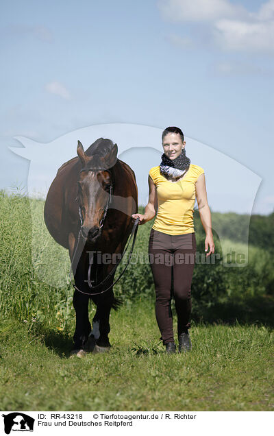 Frau und Deutsches Reitpferd / woman and warmblood / RR-43218